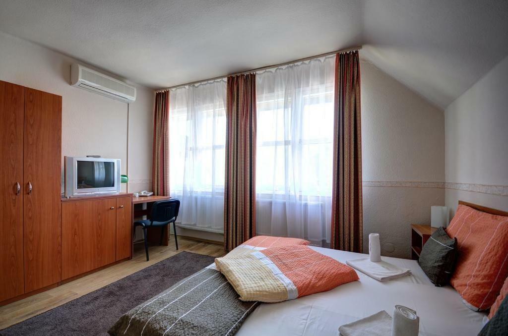 Hotel Roz Szentendre Bagian luar foto