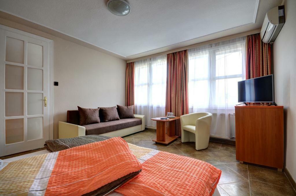 Hotel Roz Szentendre Bagian luar foto